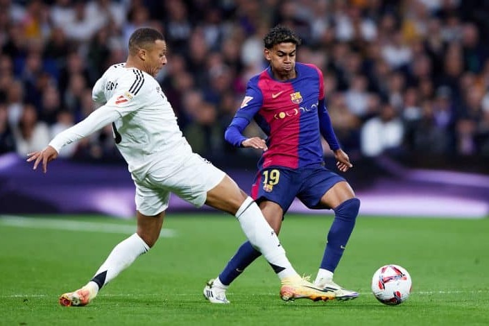 القنوات المفتوحة الناقلة لمباراة برشلونة وريال مدريد في الدوري الإسباني 2025-2026