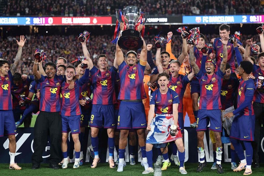 تعرف على رجل مباراة برشلونة وريال مدريد في الدوري الإسباني
