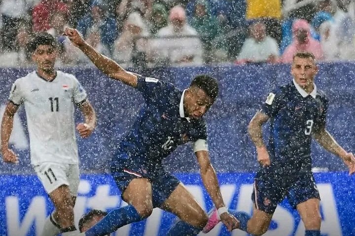 موعد بداية الشوط الثاني لمباراة فرنسا والعراق في كأس العالم 2026 بعد توقف اللقاء بسبب الطقس