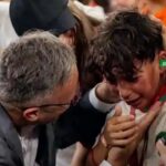 لقطة مؤثرة ابن محمد وهبي يذرف الدموع بعد تأهل المغرب إلى دور الـ16 في كأس العالم 2026