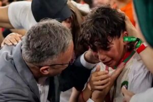 لقطة مؤثرة ابن محمد وهبي يذرف الدموع بعد تأهل المغرب إلى دور الـ16 في كأس العالم 2026