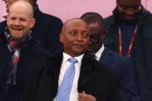 غياب رئيس الكاف عن مباراة الجزائر وحضوره مواجهة المغرب يثير التساؤلات في كأس العالم 2026