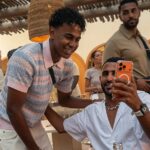 فيديو رياض محرز يفاجئ الجميع بطلب صورة مع لامين يامال في فرنسا