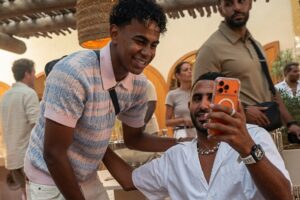 فيديو رياض محرز يفاجئ الجميع بطلب صورة مع لامين يامال في فرنسا