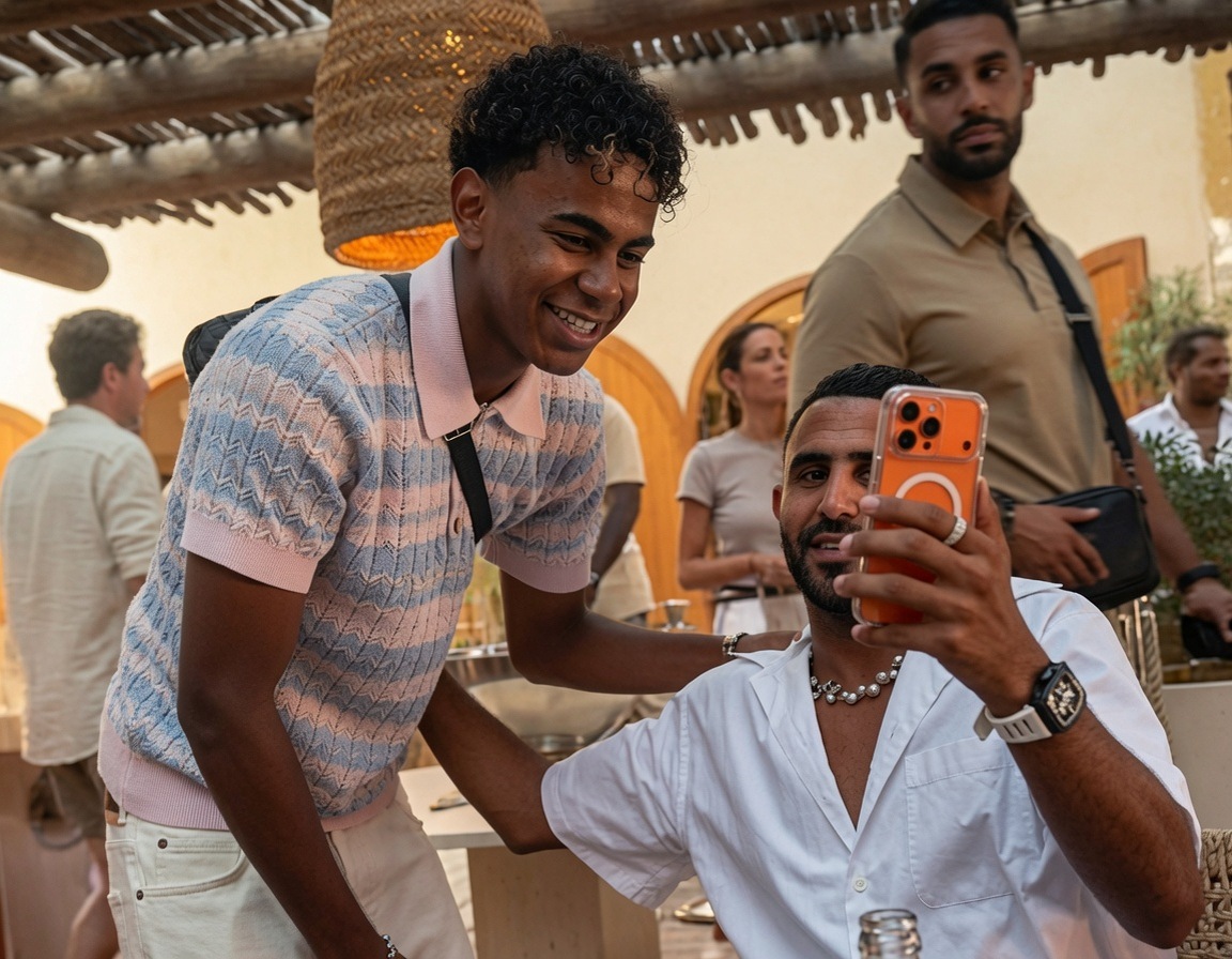 فيديو رياض محرز يفاجئ الجميع بطلب صورة مع لامين يامال في فرنسا