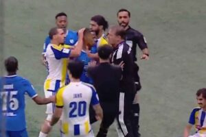 قارئ شفاه يكشف ما دار بين بن ناصر وسامرفيل قبل الشجار وماذا قالا لبعضهما؟
