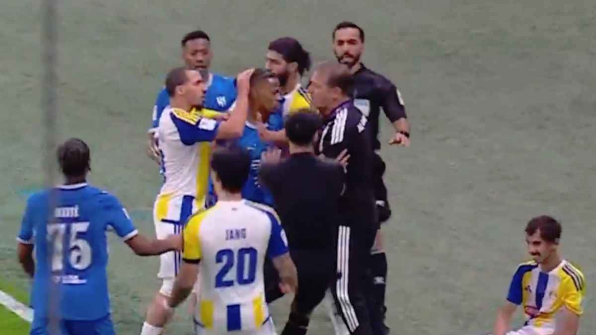 قارئ شفاه يكشف ما دار بين بن ناصر وسامرفيل قبل الشجار وماذا قالا لبعضهما؟